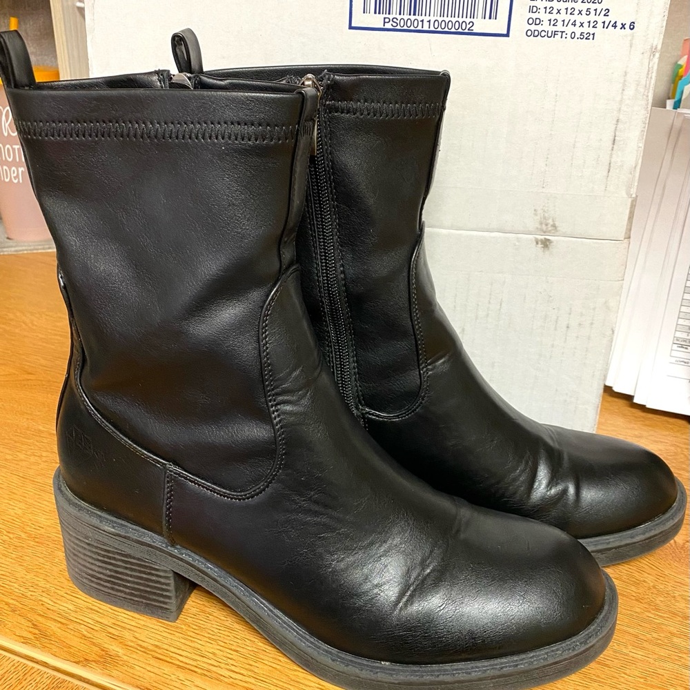Rock & Candy Block Heel Boot
SIZE 8.5
